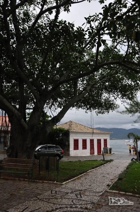 Praça no centro histórico de Garopaba, litoral sul de Santa Catarina